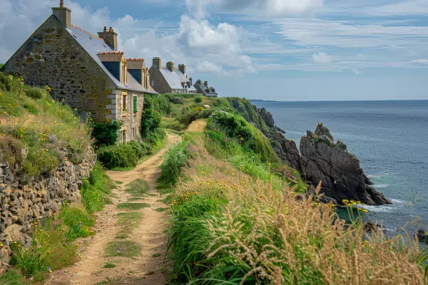 Balade bretonne : secrets et charmes d’une carte minutieuse